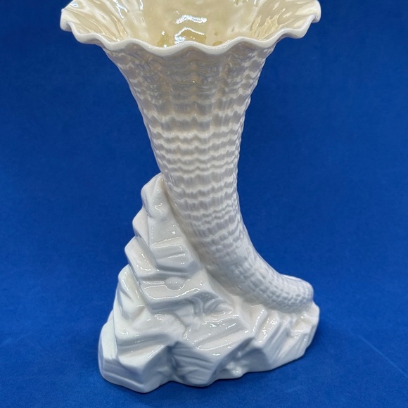 Vintage Belleek Cornucopia Rock Spill Vase Green 6th Mark 1965-1980 - Picture 1 of 7